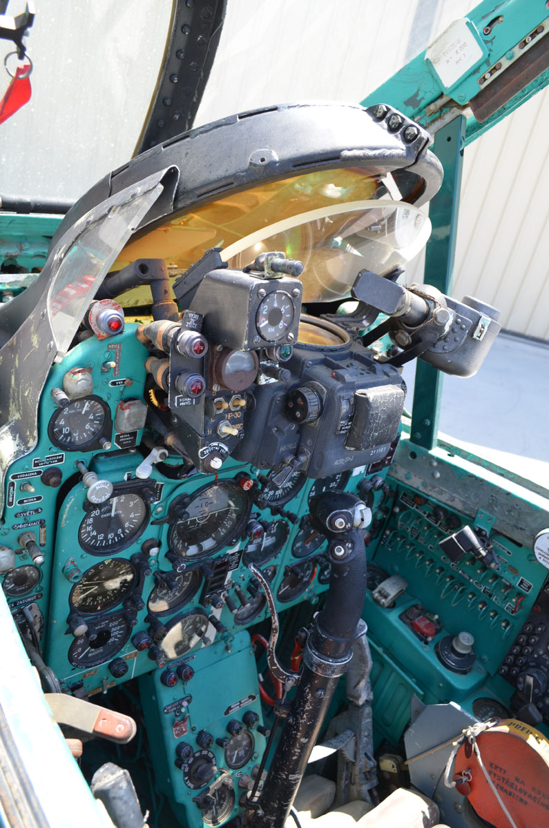 1112 Mikoyan Gurevich MiG-21F-13 cockpit